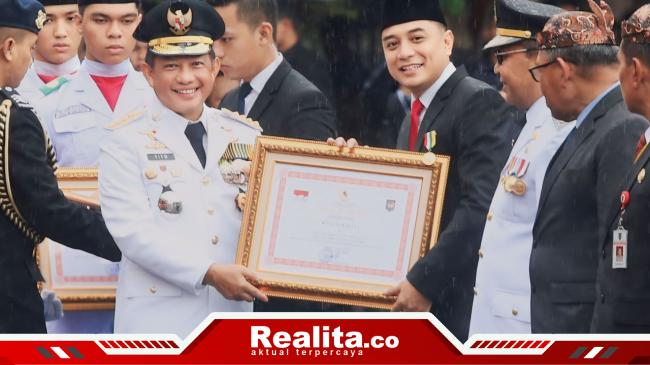 Kota Surabaya Raih Penghargaan Penyelenggaraan Pemerintah Berkinerja Tinggi dari Kemendagri