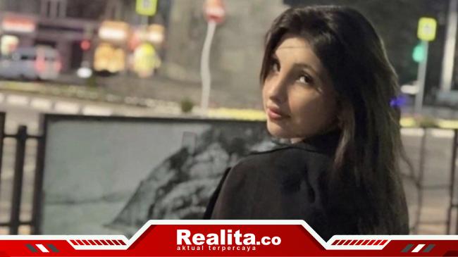 Pakai Headphone sambil Jalan di Atas Rel, Gadis Cantik Ditabrak&nbsp;KA