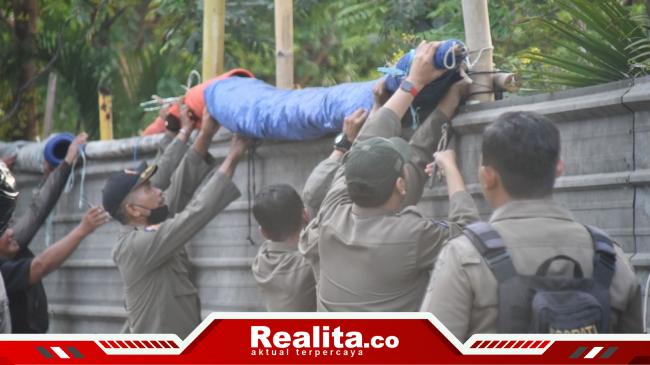 Satpol PP Surabaya Tertibkan PKL di Jalan&nbsp;Kertomenanggal