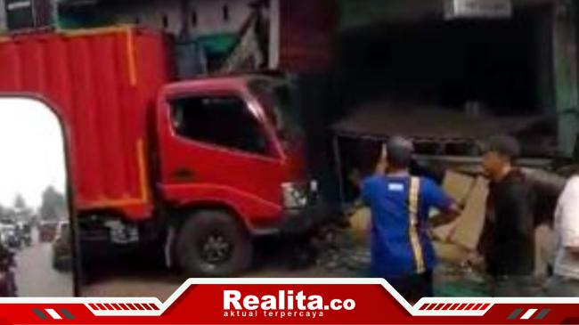 Tabrak Rumah Makan Padang di Cileungsi Bogor,Pengemudi Truk Boks&nbsp;Ngantuk!