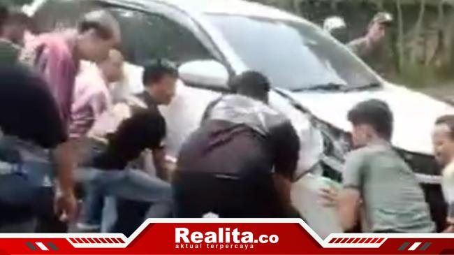 Mau Ngerem malah Injak Gas, Mobil Melaju Tak Terkontrol Tabrak Motor hingga Pengemudinya Terseret