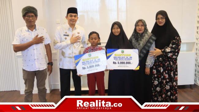 Wakil Bupati Kotabaru Serahkan Beasiswa pada Kakak Beradik Warga Desa Langadai