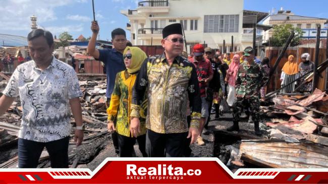 Bersama Ketua TP.PKK, Bupati Kotabaru Kunjungi dan Berikan Bantuan untuk Korban Kebakaran