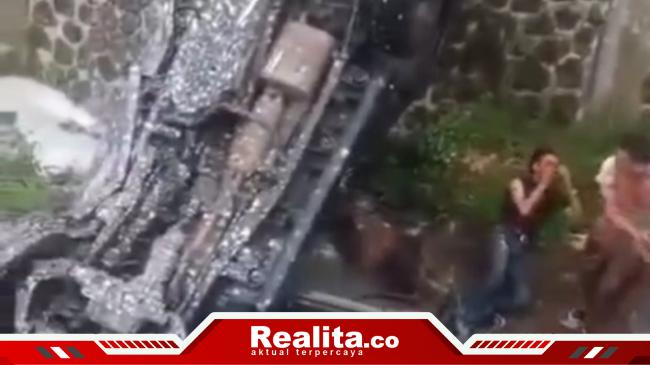 Rem Blong, Mobil Tabrak 3 Motor lalu Jatuh ke Bawah