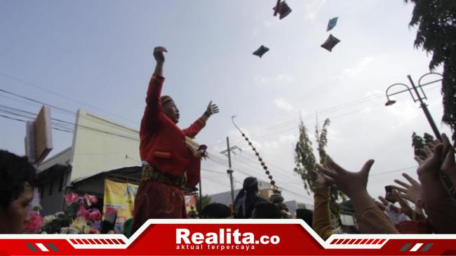 Kirab Pusaka Grebeg Suro Ponorogo, Bupati Giri Diserbu Ribuan Warga