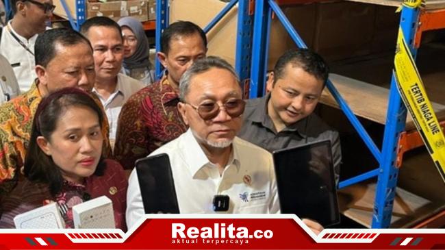 Mendag Zulkifli Hasan Sebut Satgas Temukan HP hingga Pakaian Ilegal Senilai Rp 40