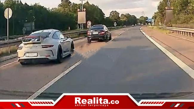 Balapan dengan Mercedez, Porsche Hilang Kendali lalu Terbakar, Ayah dan Anak Tewas&nbsp;Hangus