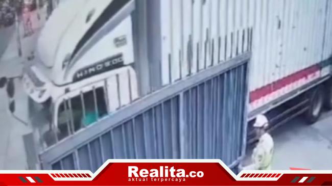 Buka Gerbang lalu Terseret Truk, Tangan Pak Satpam&nbsp;Putus
