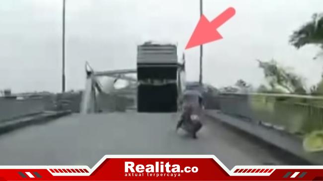 Jembatan Runtuh, Sebuah Truk Terperosok saat&nbsp;Melintas