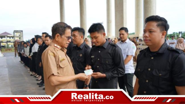 75 Orang THL dapatkan BPJS Ketenagakerjaan di Serahkan Langsung oleh Sekda&nbsp;Kotabaru
