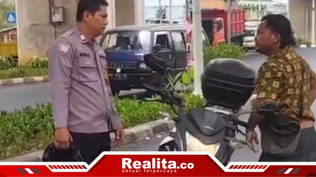 Responsif Hadapi Pria Petantang Petenteng Bawa Sajam, Aiptu Agus Supriyatna Diapresiasi&nbsp;Kapolri