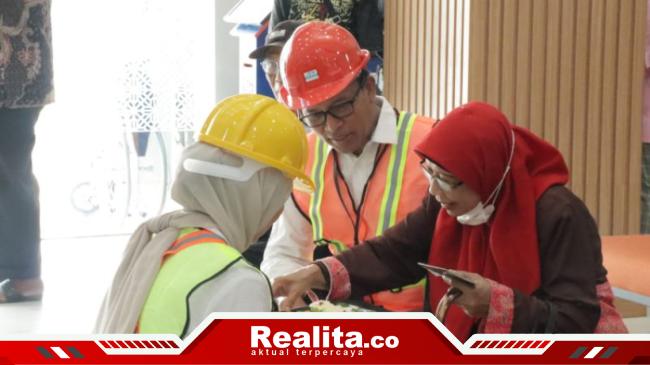 Kenakan APD ala Pekerja Proyek, Kejutan BRI Jombang di Hari Pelanggan Nasional&nbsp;2024