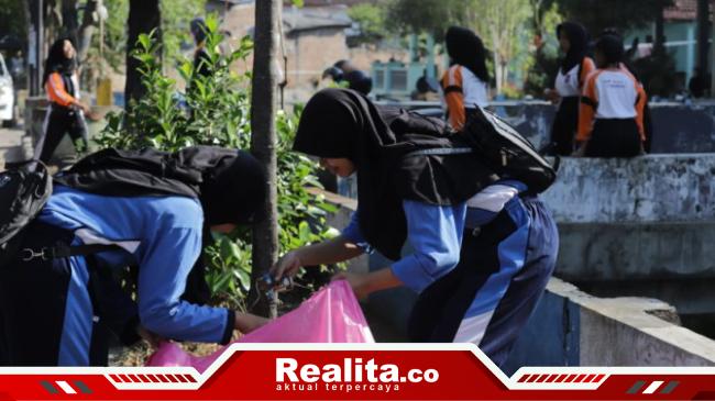 World Clean Up Day, Bupati Giri dan Belasan Ribu Pelajar Ponorogo Gelar Aksi Pungut&nbsp;Sampan