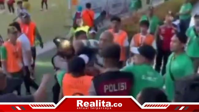 Kalah, Tim Sepakbola Putri Sumut Keroyok Wasit 